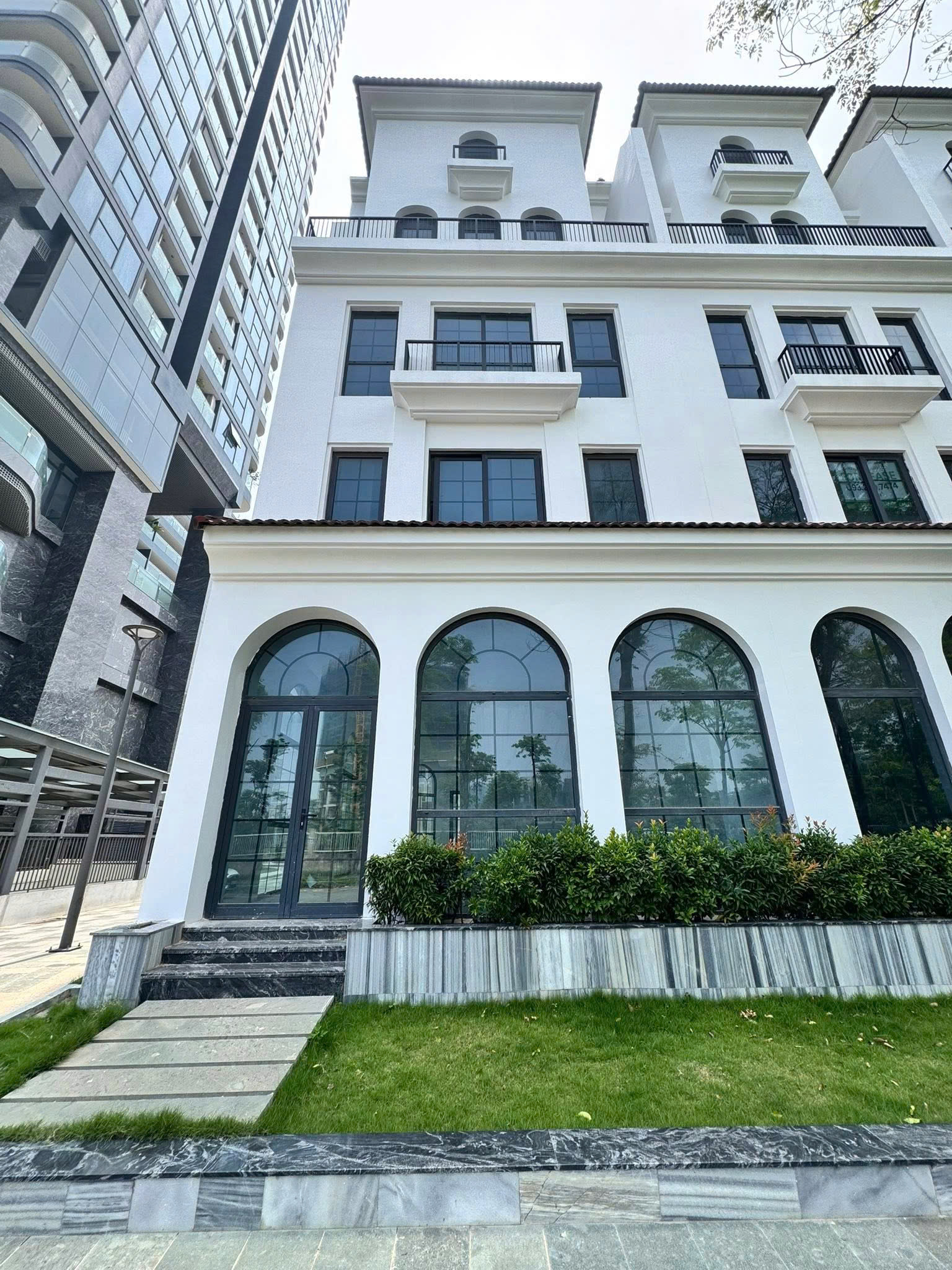 CHO THUÊ SHOPHOUSE 5 TẦNG SUNSHINE GOLDEN RIVER TÂY HỒ. GIÁ 35 TRIỆU - Ảnh 1